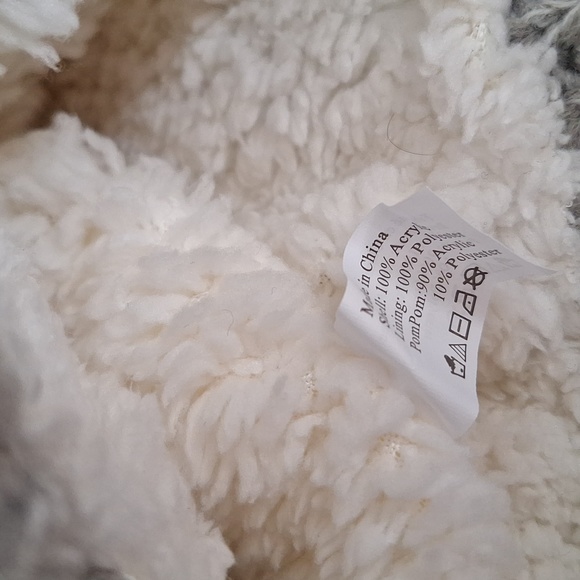 #ADI Grey knitted hat with pompom - Picture 4 of 4